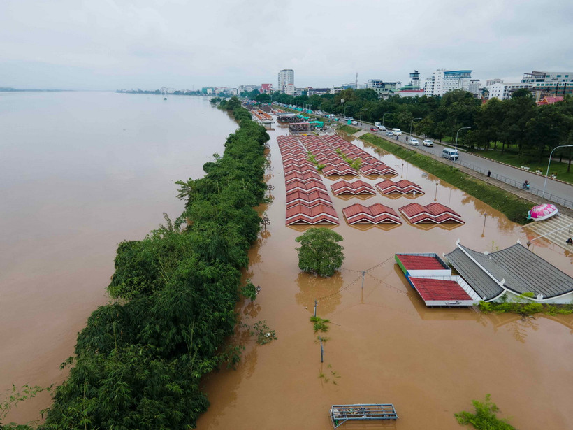 Mực nước sông Mekong ngày 13/9 tại công viên Donchan, thủ đô Vientiane của Lào. Ảnh: Đỗ Bá Thành/TTXVN)