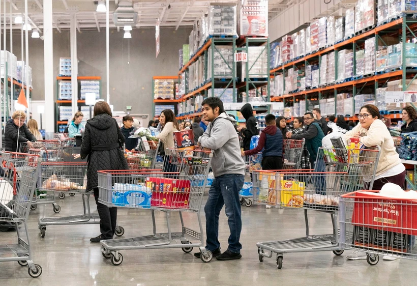 Khách hàng mua sắm tại siêu thị ở Foster City, California, ngày 21/12/2023. (Ảnh: THX/TTXVN)