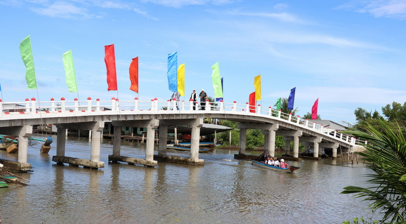 Cầu giao thông nông thôn vừa được đưa vào sử dụng tại xã Thuận Hòa, huyện An Minh, tỉnh Kiên Giang, phục vụ nhu cầu đi lại của người dân. (Ảnh: Lê Huy Hải/TTXVN)