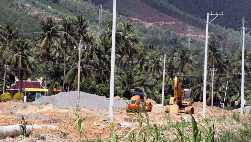 Xây dựng hạ tầng kỹ thuật khu tái định cư tại xã Xuân Lộc, thị xã Sông Cầu. (Ảnh: Xuân Triệu/TTXVN)