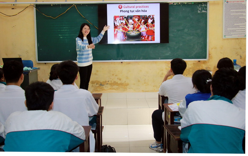 Cô Phạm Thanh Xuân Mừng trong một tiết giảng dạy. (Ảnh: Nguyễn Lành/TTXVN)