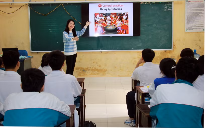 Cô Phạm Thanh Xuân Mừng trong một tiết giảng dạy. (Ảnh: Nguyễn Lành/TTXVN)