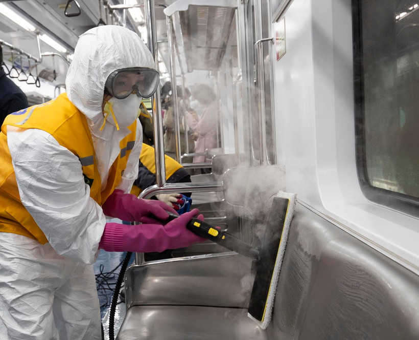 Nhân viên khử trùng tàu điện ngầm tại Seoul, Hàn Quốc, nhằm ngăn chặn sự lây lan của COVID-19 ngày 11/3. (Ảnh: THX/TTXVN)