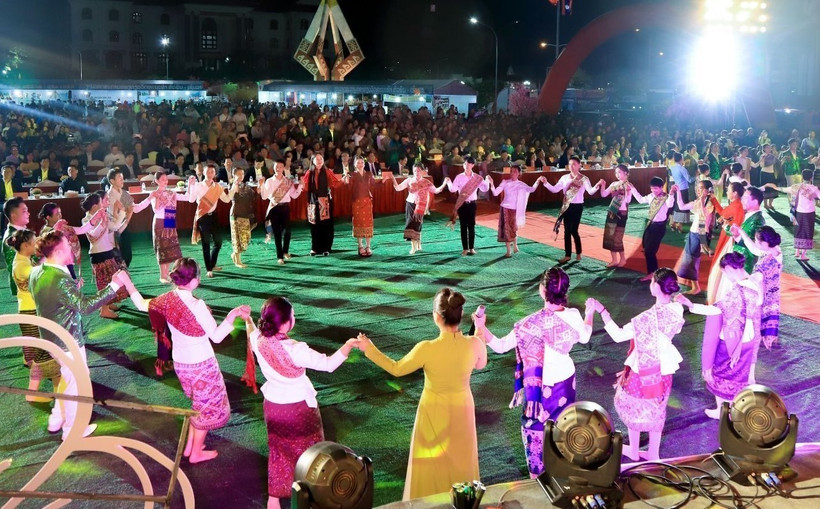 Một tiết mục văn nghệ tập thể tại buổi lễ. (Ảnh TTXVN phát)