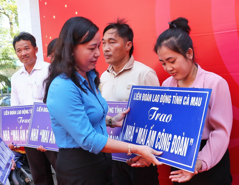 Chủ tịch Liên đoàn Lao động tỉnh Cà Mau Huỳnh Út Mười trao hỗ trợ nhà "Mái ấm công đoàn" cho đoàn viên, người lao động. (Ảnh: Huỳnh Anh/TTXVN)