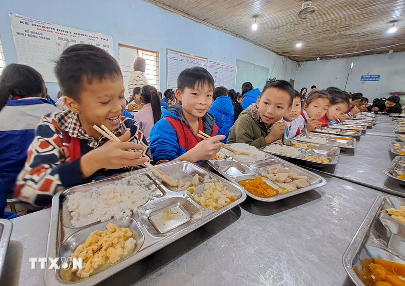 Những bữa cơm nóng cho học sinh ở Trường Phổ thông Dân tộc bán trú Tiểu học&Trung học Cơ sở Xín Chải, huyện Vị Xuyên, tỉnh Hà Giang. (Ảnh: Đức Thọ/TTXVN)