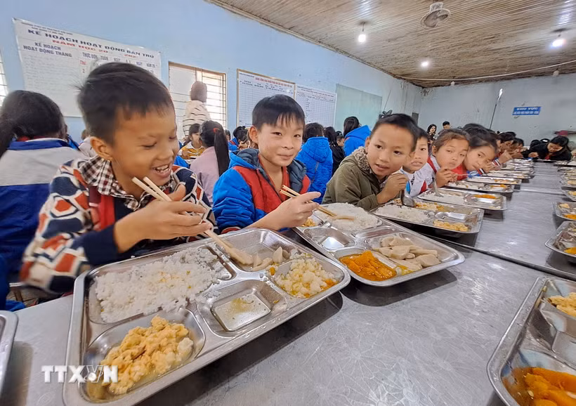 Những bữa cơm nóng cho học sinh ở Trường Phổ thông Dân tộc bán trú Tiểu học&Trung học Cơ sở Xín Chải, huyện Vị Xuyên, tỉnh Hà Giang. (Ảnh: Đức Thọ/TTXVN)