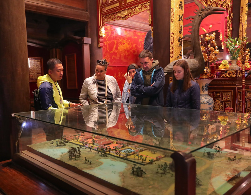 Nhiều du khách tìm đến những di tích lịch sử của Thành phố Hà Nội để tham quan, tìm hiểu thêm về văn hóa Việt Nam. (Ảnh: Hoàng Hiếu/TTXVN)