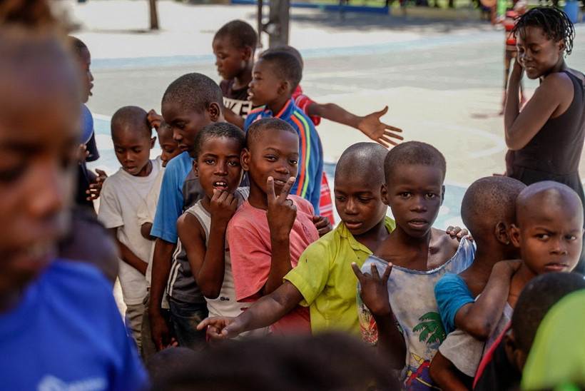 Trẻ em tại trại tị nạn ở Port-au-Prince, Haiti. (Ảnh: AFP/TTXVN)