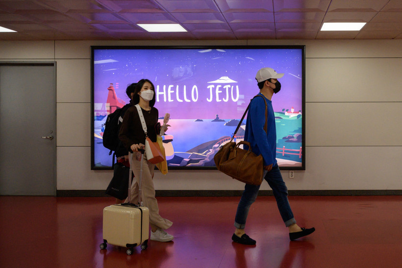 Hành khách tại sân bay Jeju, Hàn Quốc. (Ảnh: AFP/TTXVN)