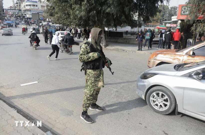 Tay súng nổi dậy gác trên đường phố ở Hama, Syria. (Ảnh: REUTERS/TTXVN)