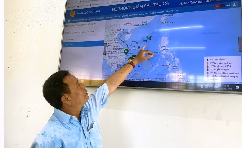 Kiểm soát tàu cá hoạt động trên biển qua Hệ thống giám sát tàu cá tại cảng Đông Tác, thành phố Tuy Hòa, tỉnh Phú Yên. (Ảnh: Tường Quân/TTXVN)