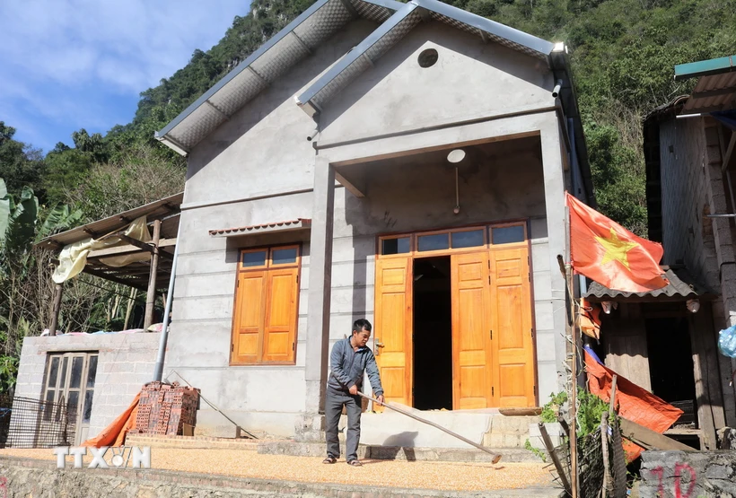 Gia đình ông Nông Hoàng Quỳnh tại xóm Kéo Si, thị trấn Thanh Nhật, huyện Hạ Lang, tỉnh Cao Bằng, được hỗ trợ xây nhà mới từ Chương trình xóa nhà tạm, nhà dột nát. (Ảnh: Chu Hiệu/TTXVN)