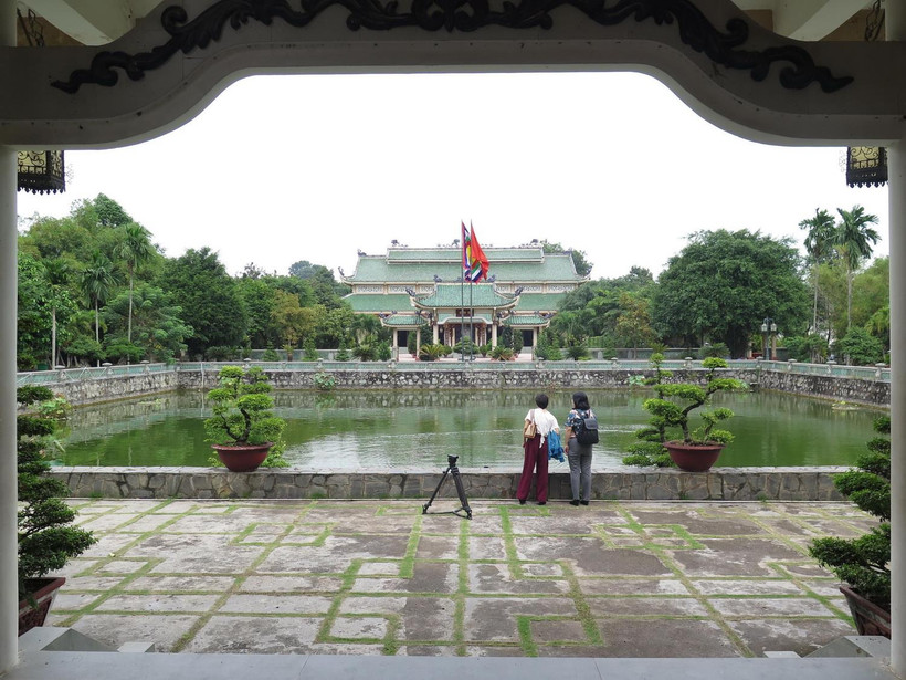 Giếng Thiên Quang nhìn từ Khuê Văn Các, phía sau giếng là cổng Đại Thành, nhà Đức Khổng Tử và sau cùng là Điện thờ chính (Bái đường). (Ảnh: Minh Hưng/TTXVN)