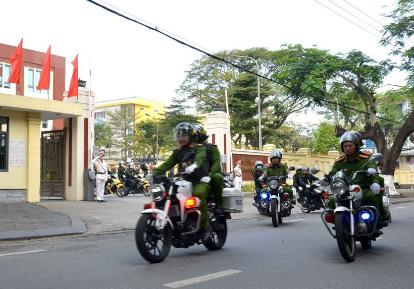 Các đơn vị Công an thành phố Đà Nẵng đồng loạt ra quân xử lý các vi phạm liên quan đến bóng cười, shisha. (Ảnh: Quốc Dũng/TTXVN)