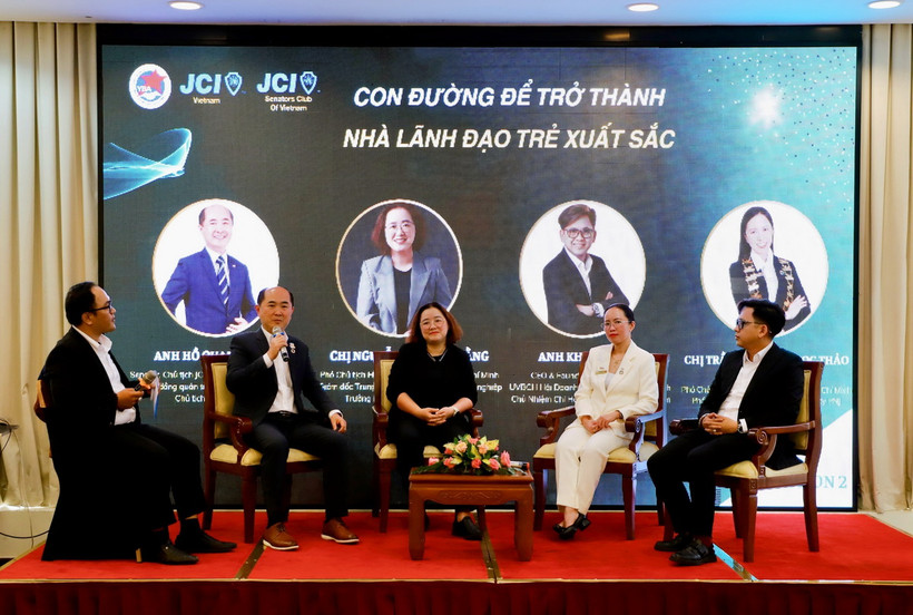 Các diễn giả, doanh nhân giao lưu tại chương trình. (Ảnh: Hồng Giang/TTXVN)