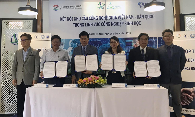 Đại diện Sihub ký kết với các nhà khoa học về hợp tác với thương mại hóa kết quả nghiên cứu. (Ảnh: Tiến Lực/TTXVN)
