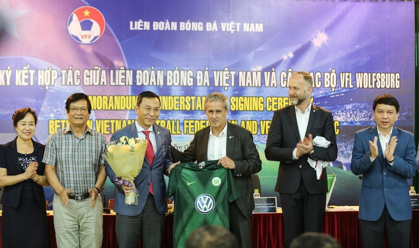 Ông Pierre Michael Littbarski, huyền thoại bóng đá Đức, Đại sứ CLB Wolfsburg tặng áo đấu của CLB Wolfsburg cho ông Trần Quốc Tuấn, Phó Chủ tịch thường trực VFF. (Ảnh: Trọng Đạt/TTXVN)