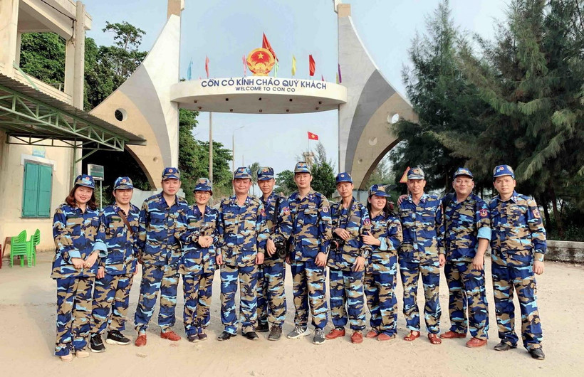 Phóng viên các cơ quan báo chí chụp ảnh lưu niệm trên đảo Cồn Cỏ trên hải trình Bộ Tư lệnh Vùng Cảnh sát biển 1 đồng hành cùng ngư dân. (Ảnh: TTXVN phát)