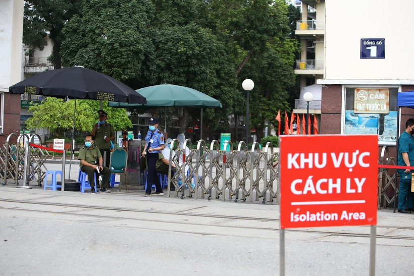 Các hoạt động ra, vào bệnh viện được kiểm soát chặt chẽ. (Ảnh: Minh Quyết/TTXVN)