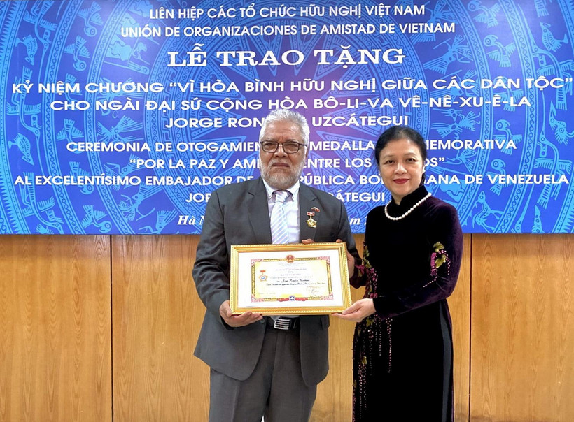 Chủ tịch Liên hiệp các tổ chức hữu nghị Việt Nam Nguyễn Phương Nga trao Kỷ niệm chương “Vì hòa bình, hữu nghị giữa các dân tộc” tặng Đại sứ Cộng hòa Venezuela tại Việt Nam Jorge Rondon Uzcategui. (Ảnh: TTXVN phát)