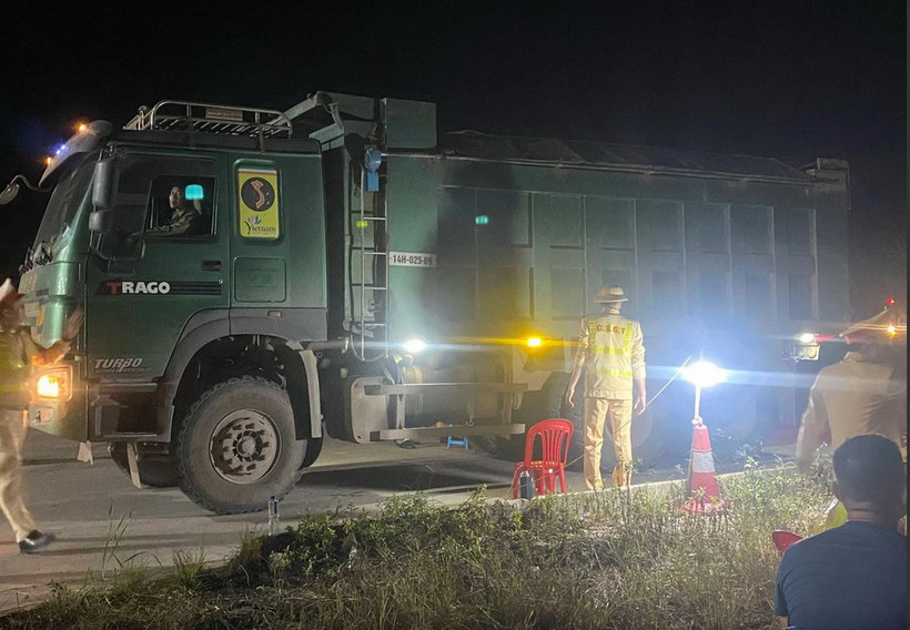 Nhiều phương tiện bị phát hiện chở quá tải gần 300%. (Ảnh: TTXVN)