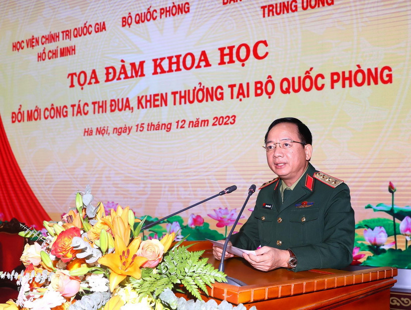  Thượng tướng Trịnh Văn Quyết, Ủy viên Trung ương Đảng, Phó Chủ nhiệm Tổng cục Chính trị QĐND Việt Nam phát biểu tại tọa đàm. (Ảnh: Trọng Đức/TTXVN)