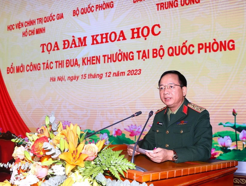  Thượng tướng Trịnh Văn Quyết, Ủy viên Trung ương Đảng, Phó Chủ nhiệm Tổng cục Chính trị QĐND Việt Nam phát biểu tại tọa đàm. (Ảnh: Trọng Đức/TTXVN)