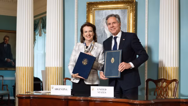 Ngoại trưởng Mỹ Antony Blinken và người đồng cấp Argentina Diana Mondino ký biên bản ghi nhớ nối lại đối thoại cấp cao giữa hai nước. (Nguồn: Chính phủ Mỹ)