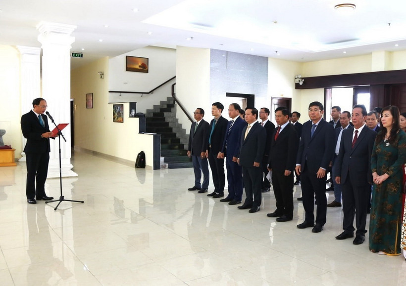 Quang cảnh lễ dâng hương. (Ảnh: Hoàng Minh/TTXVN)