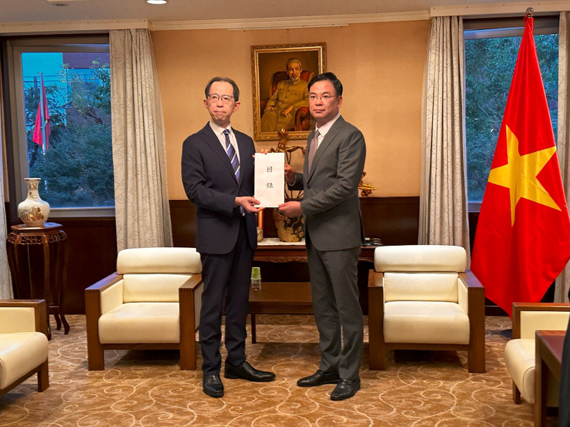 Thống đốc tỉnh Fukushima trao tượng trưng cho Đại sứ Phạm Quang Hiệu số tiền 1 triệu yen (khoảng 170 triệu đồng) ủng hộ Việt Nam khắc phục hậu quả cơn bão số 3. (Ảnh: Nguyễn Tuyến/TTXVN)