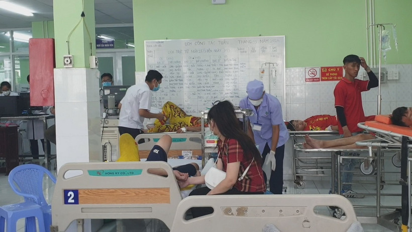 Các ca bệnh nghi ngộ độc thực phẩm nằm điều trị. (Ảnh minh họa: TTXVN phát)