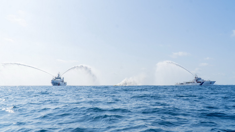 Tàu CSB 8005 thuộc Bộ Tư lệnh Vùng Cảnh sát biển 3 và tàu Sumadra Paheredar-ICG 202 của Lực lượng Bảo vệ bờ biển Ấn Độ tiến hành hiệp đồng phun vòi rồng dập tắt đám cháy trên biển. (Ảnh: Huỳnh Sơn/TXVN)