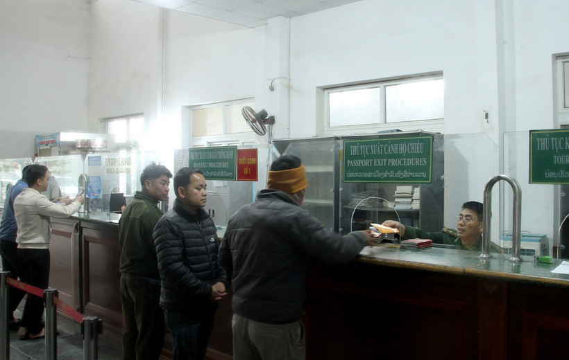 Lực lượng chức năng tăng cường thời gian giải quyết thủ tục cho người dân, doanh nghiệp xuất nhập cảnh tại cửa khẩu quốc tế Nậm Cắn. (Ảnh: Duy Hưng/TTXVN)