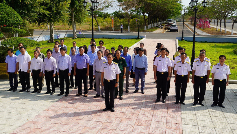 Đại diện các cơ quan báo chí tưởng niệm các Anh hùng Liệt sỹ đã hy sinh vì độc lập dân tộc tại Tượng đài khuôn viên văn hóa Vùng 2 Hải quân. (Nguồn: báo Bà Rịa-Vũng Tàu)