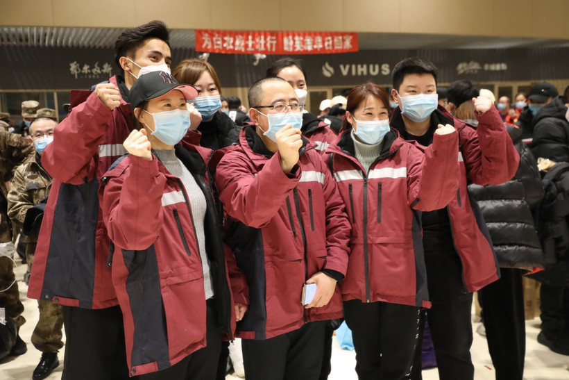 Các nhân viên y tế Trung Quốc chụp ảnh lưu niệm tại Hắc Long Giang trước khi khởi hành tới Hồ Bắc ngày 12/2. (Ảnh: THX/TTXVN)