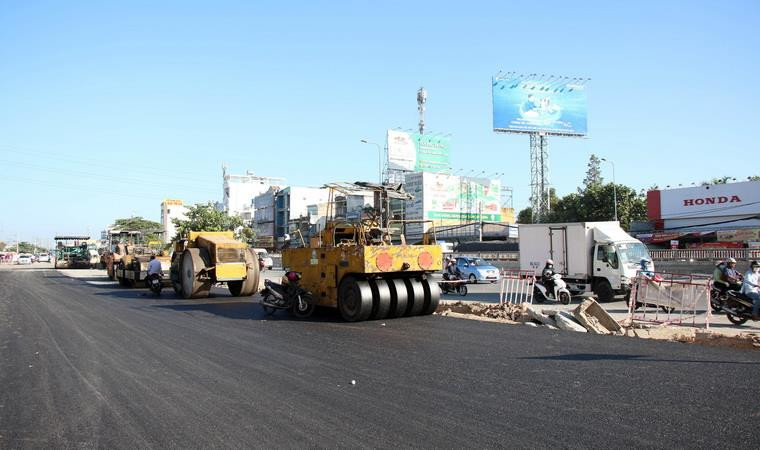 Thảm bêtông nhựa đường mở rộng Quốc lộ 22 để thi công các đốt hầm còn lại của nhánh N2. (Ảnh: Tiến Lực/TTXVN)