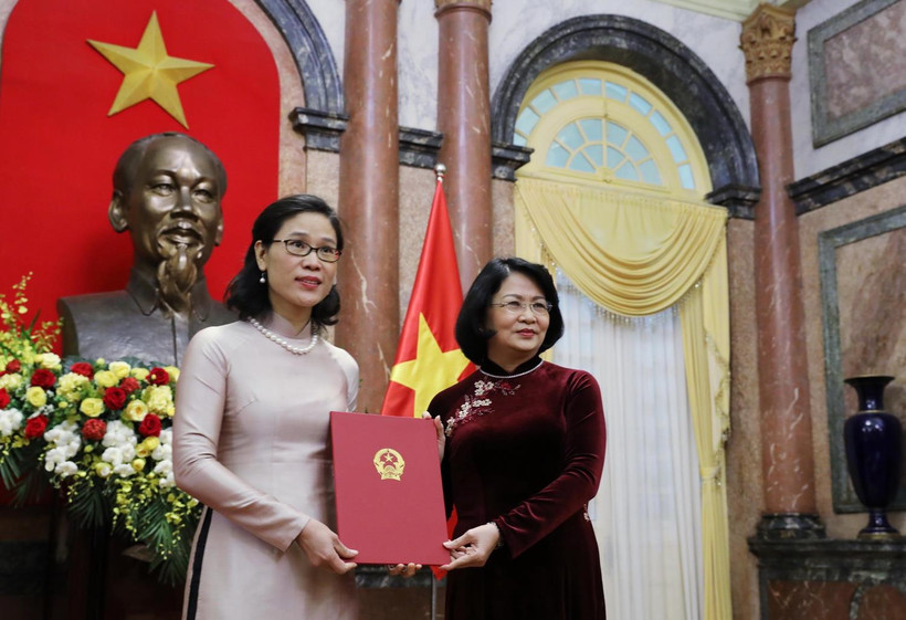 Phó Chủ tịch nước Đặng Thị Ngọc Thịnh trao Quyết định bổ nhiệm cho Đại sứ Việt Nam tại Cộng hòa Phần Lan kiêm nhiệm Cộng hòa Estonia Đặng Thị Hải Tâm. (Ảnh: Lâm Khánh/TTXVN)
