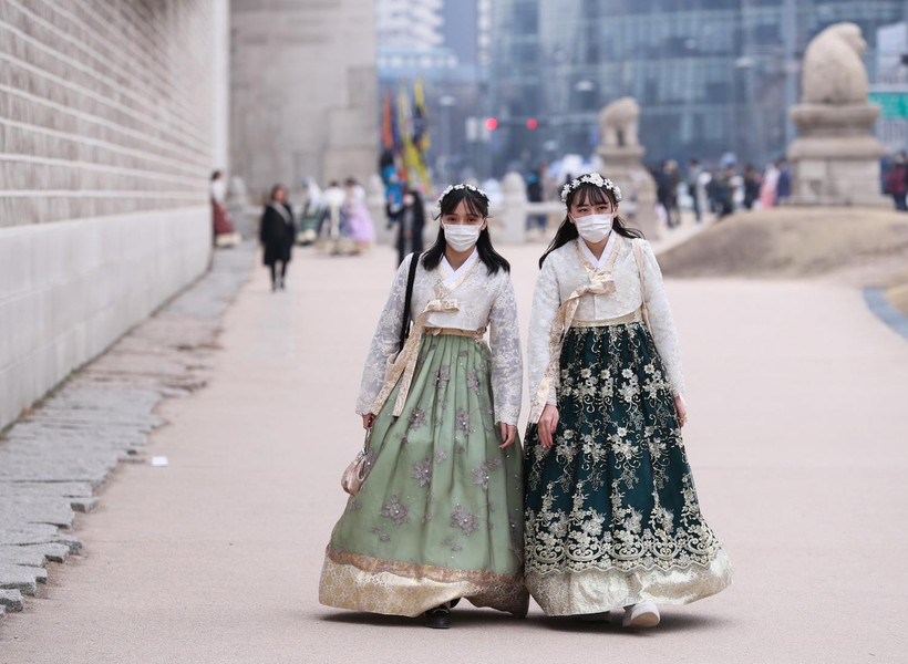 Khách du lịch đeo khẩu trang để phòng tránh lây nhiễm COVID-19 tại Seoul, Hàn Quốc, ngày 21/2. (Ảnh: THX/TTXVN)
