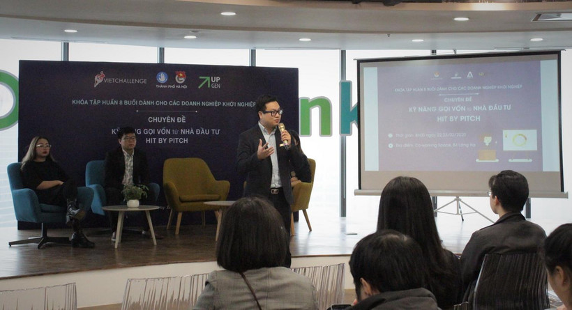 Phó Bí thư Thành đoàn Hà Nội Trần Quang Hưng chia sẻ tại buổi tập huấn. (Ảnh: Linh Anh/TTXVN)