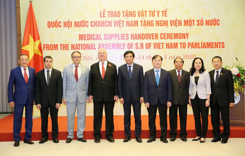 Tổng Thư ký, Chủ nhiệm Văn phòng Quốc hội Nguyễn Hạnh Phúc cùng đại sứ tại buổi lễ. (Ảnh: Dương Giang/TTXVN)