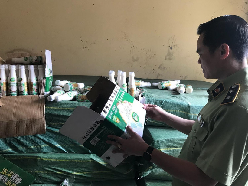 Lực lượng chức năng kiểm tra tang vật sáng 14/5. (Ảnh: Hồng Ninh/TTXVN)