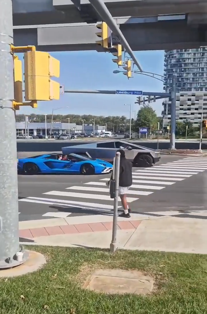 "Quái thú" Cybertruck khiến tài xế siêu xe Lamborghini bẽ mặt trên đường phố Mỹ
