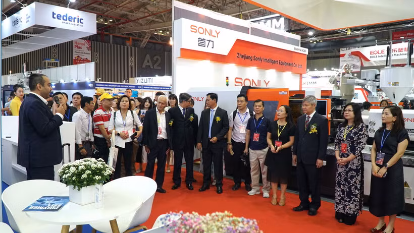 Đại biểu tham quan gian hàng trưng bày của các doanh nghiệp tại triển lãm VietnamPlas 2023. (Ảnh: Văn Phúc/TTXVN)