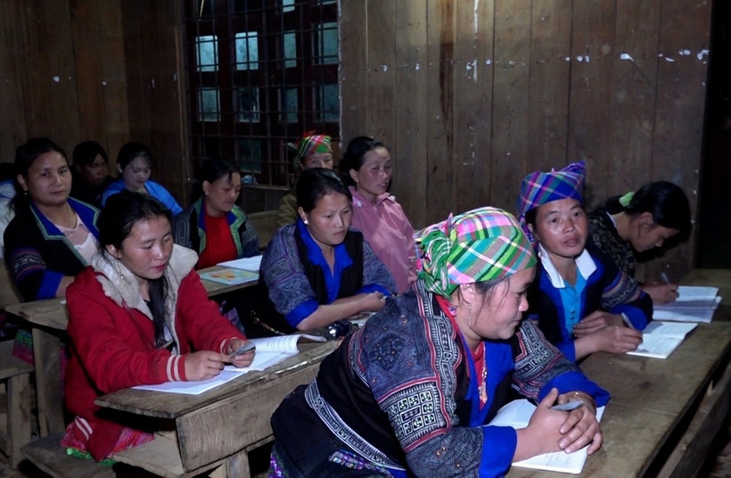 Năm nay, huyện Mù Cang Chải mở 6 lớp xóa mù chữ cho 180 học viên tại các xã vùng cao. (Ảnh: TTXVN phát)