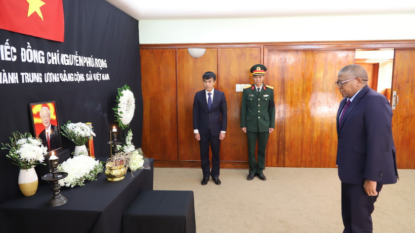 Tổng thư ký ANC Fikile Mbalula viếng Tổng Bí thư Nguyễn Phú Trọng. (Ảnh: Nguyễn Hoàng Minh/TTXVN)