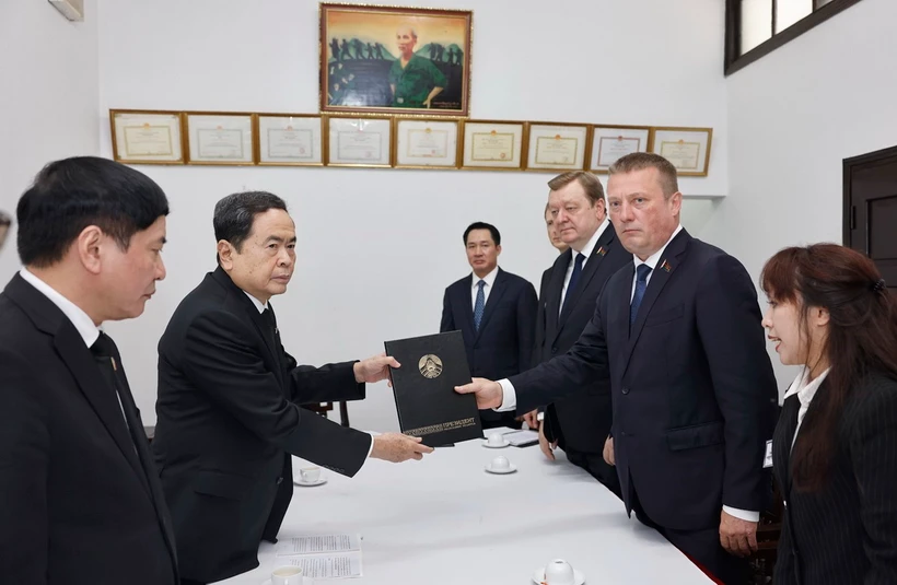 Phó Chủ tịch Thượng viện Cộng hòa Belarus Siarhei Khamenka gửi thông điệp chia buồn của Thượng viện Cộng hòa Belarus tới Chủ tịch Quốc hội Trần Thanh Mẫn. (Ảnh: Doãn Tấn/TTXVN)