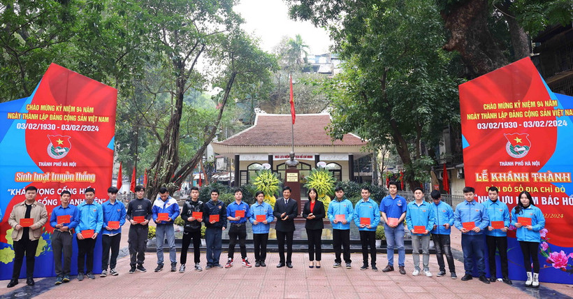 Phó Bí thư Quận ủy, Chủ tịch HĐND Quận Đống Đa Nguyễn Anh Cường trao giấy chứng nhận nhận bồi dưỡng kiến thức về Đảng (Cảm tình Đảng) cho các thanh niên lên đường nhập ngũ năm 2024. (Ảnh: Minh Đức/TTXVN)