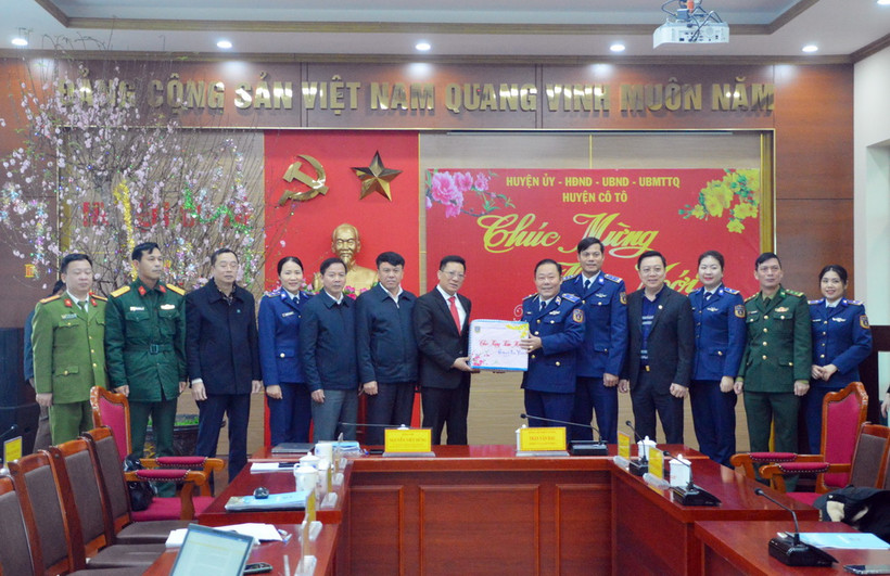Bộ tư lệnh Vùng Cảnh sát biển 1 chúc Tết Huyện ủy, UBND huyện Cô Tô. (Ảnh: Hoàng Ngọc/TTXVN)