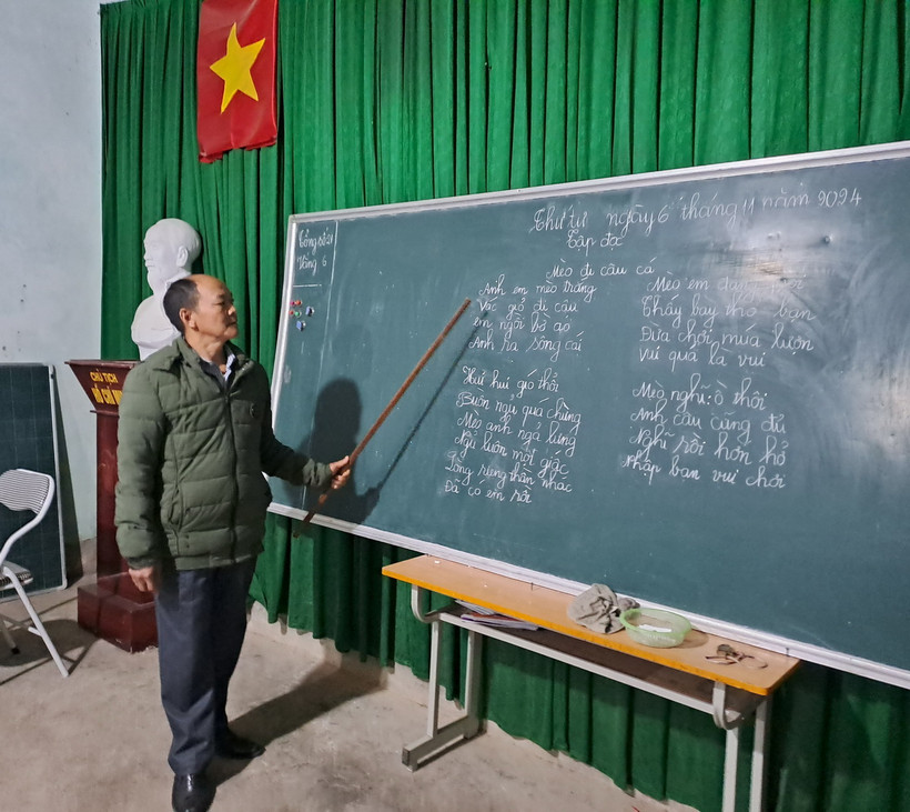 Hằng đêm, thầy Vàng Mí Cáy vẫn miệt mài “gieo cái chữ” ở lớp học xóa mù tại xã Sà Phìn. (Ảnh: Đức Thọ/TTXVN)